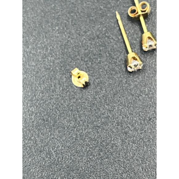 Yellow Gold 14k Marked IIIV Stud Earrings .40 grams - Picture 6 of 9